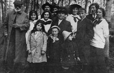 Jane Flett MacKay (center) with family. Source: G. Hungerford
